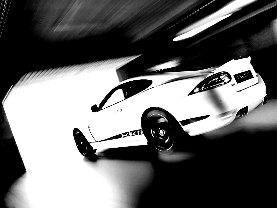 Белый ягуар в гараже обои