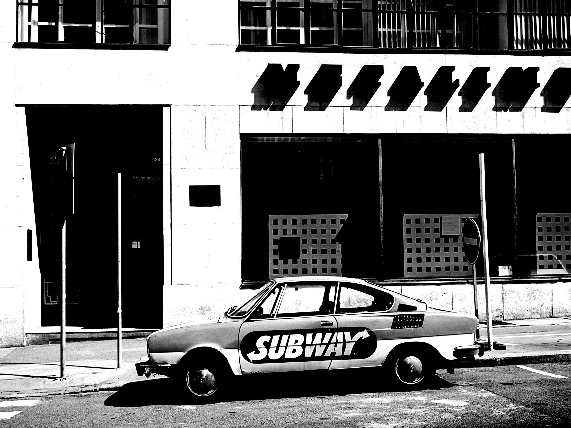 Реклама Subway на машине в Праге обои