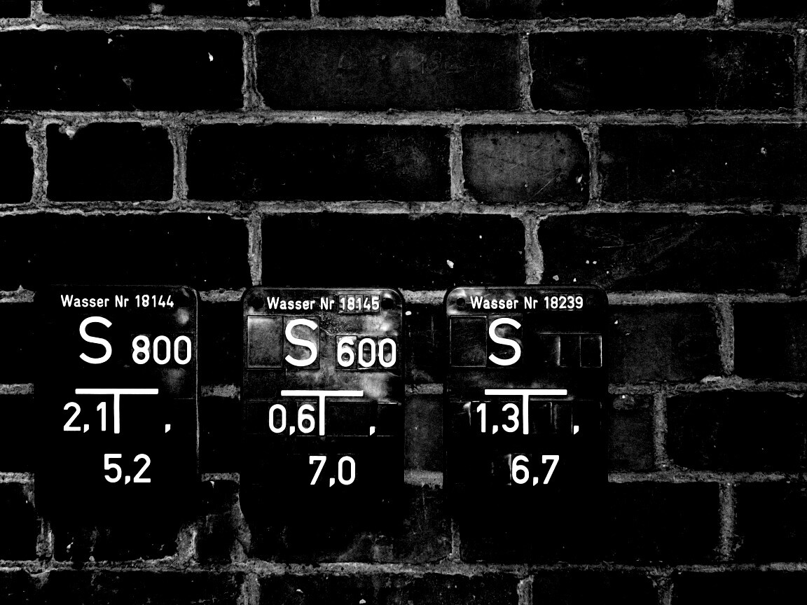 Стена с обозначениями обои