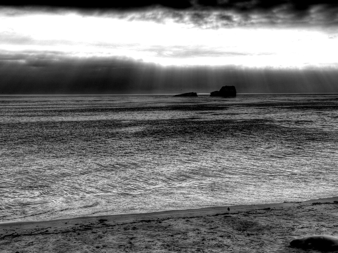 Пляж на фоне светящегосы неба обои