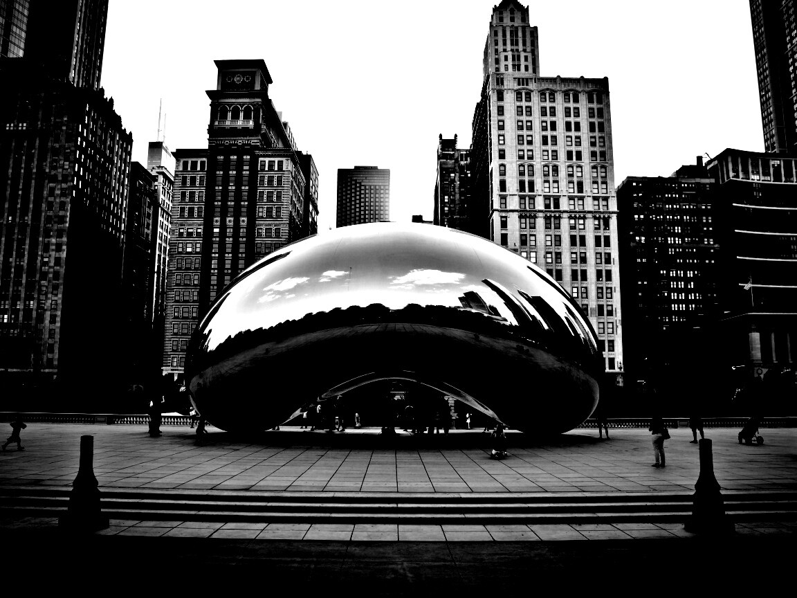 Отражение города в зеркальном монументе обои