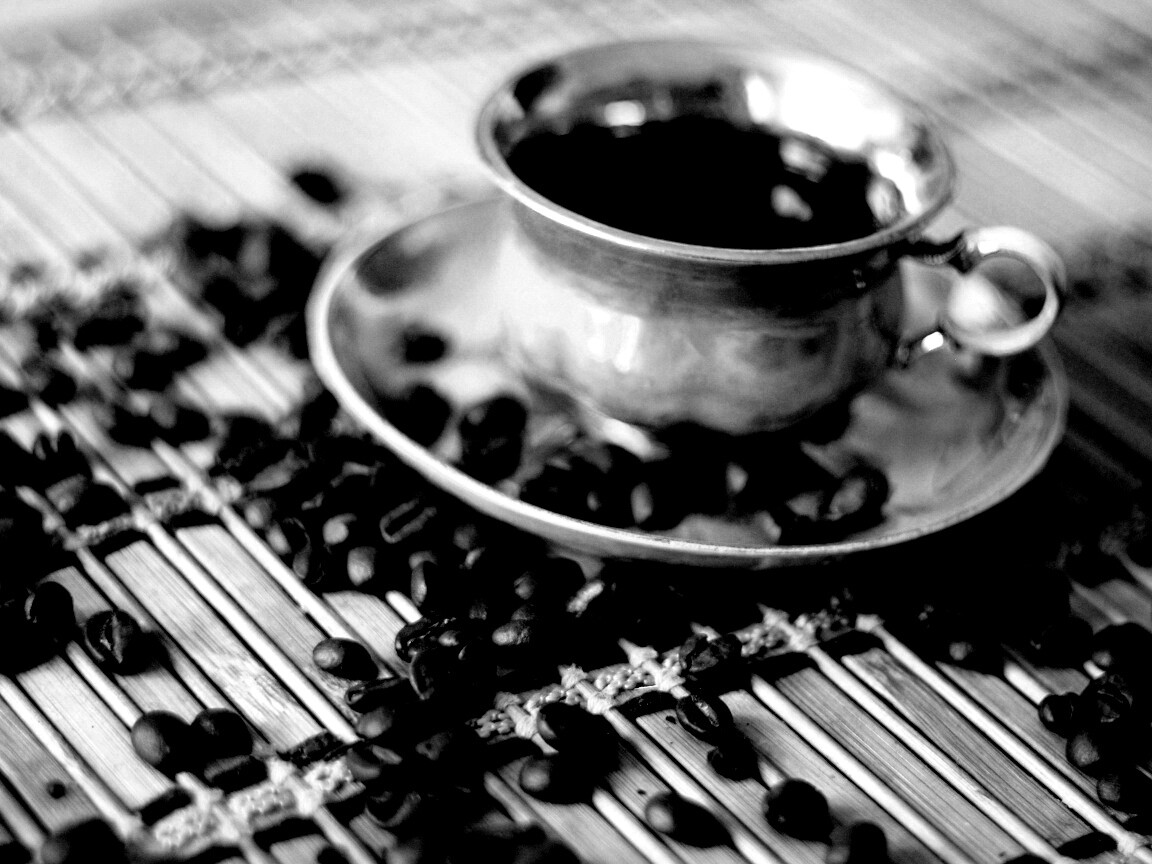 Чашка кофе и немного зерен обои