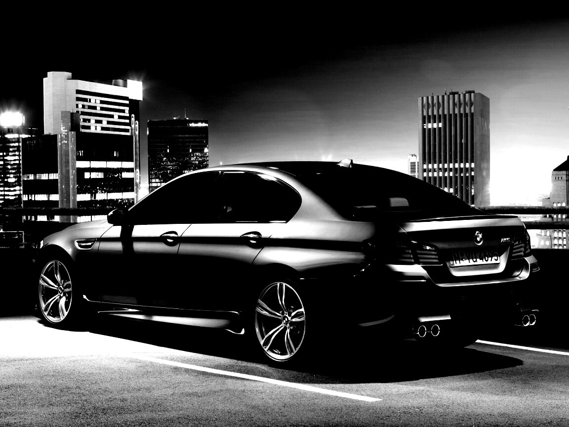 BMW F10 на городской парковке обои