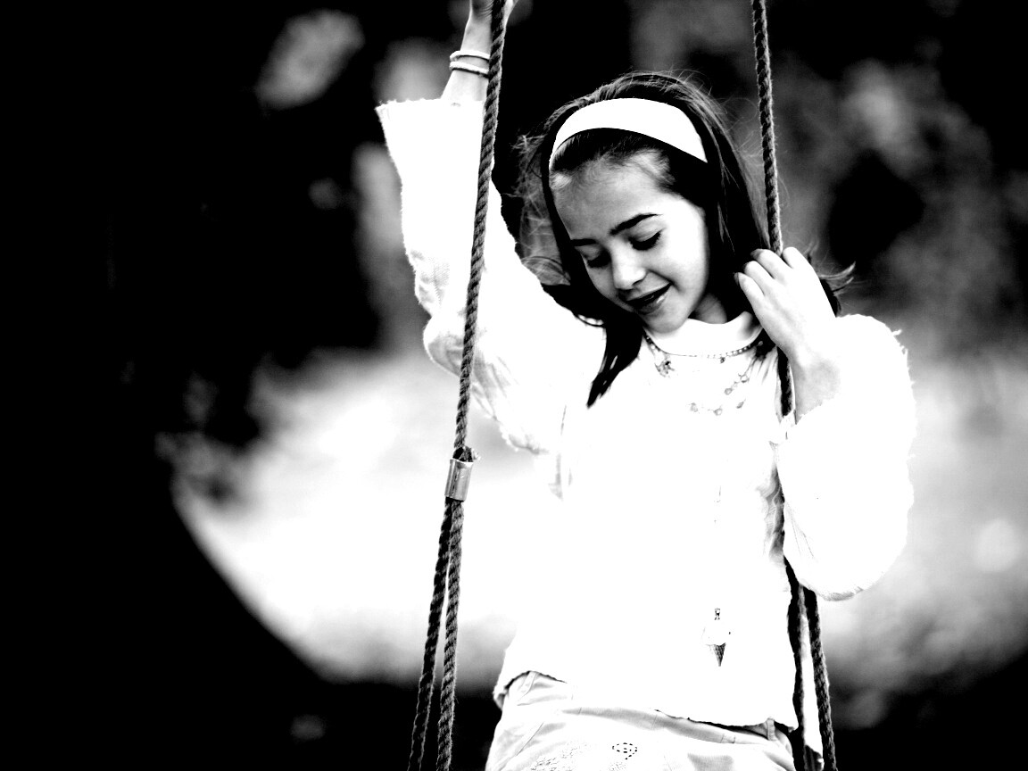 Девочка на качелях обои