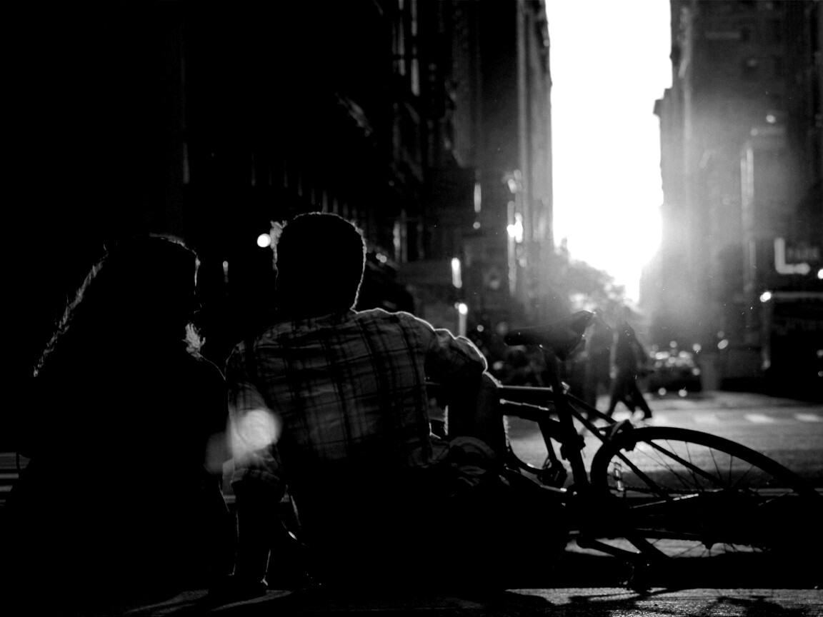 Девушка и парень с велосипедом на закате обои