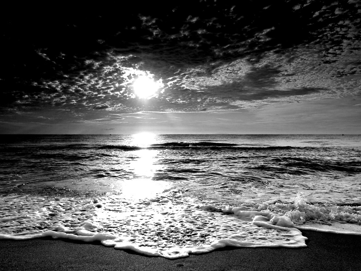 Берег моря в лучах заката обои