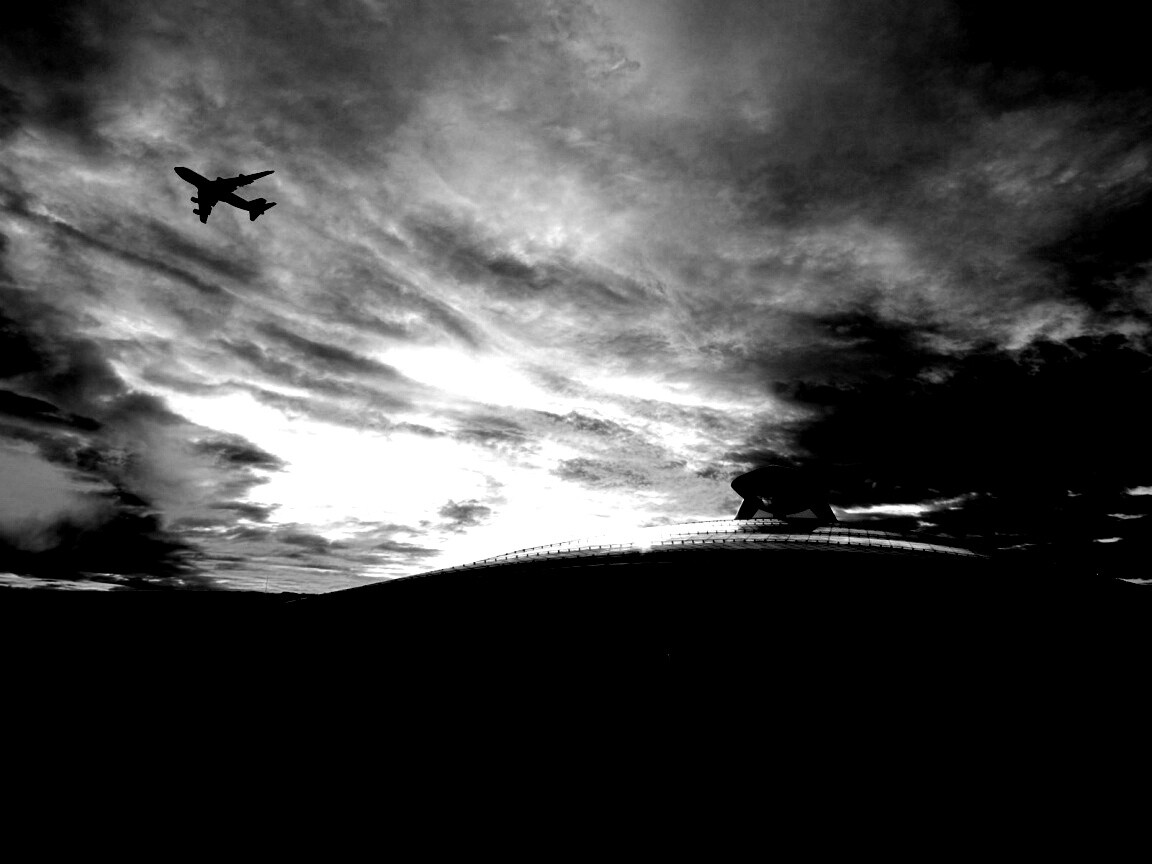 Самолет в закатном небе обои