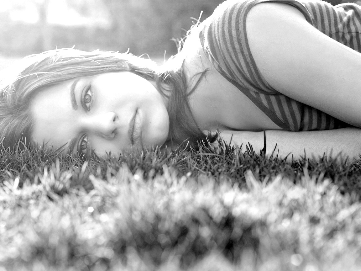 Девушка на траве обои