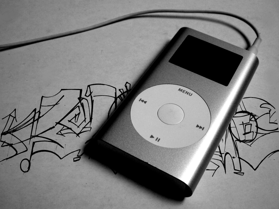 iPod на лиске с граффити обои