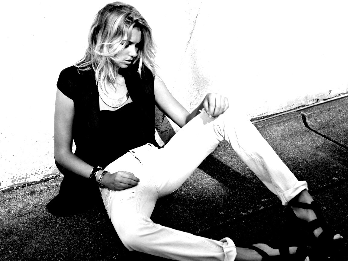 Девушка у стены обои