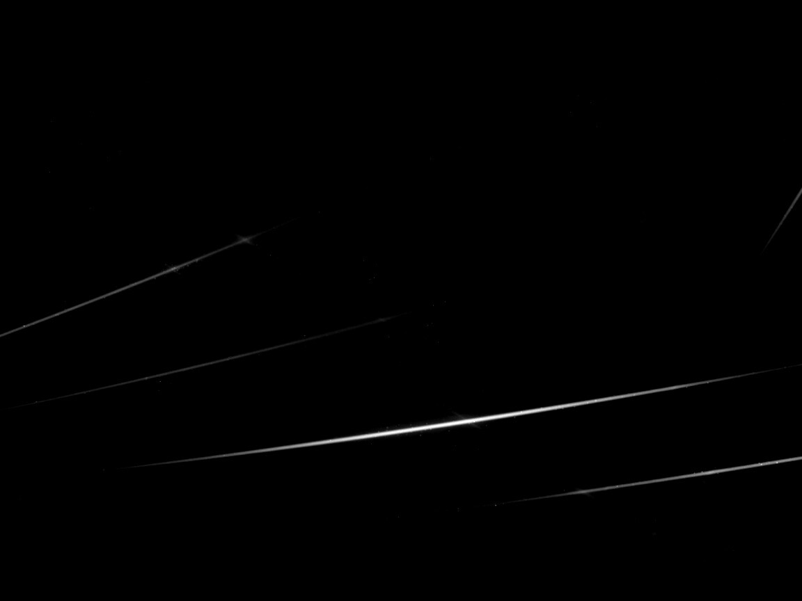 Лучи света на фиолетовом фоне обои