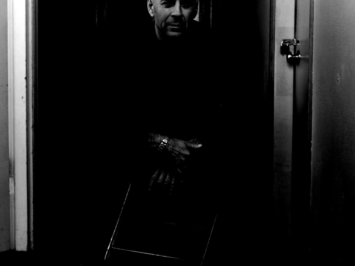 Брюс Уиллис на раскладном стуле обои