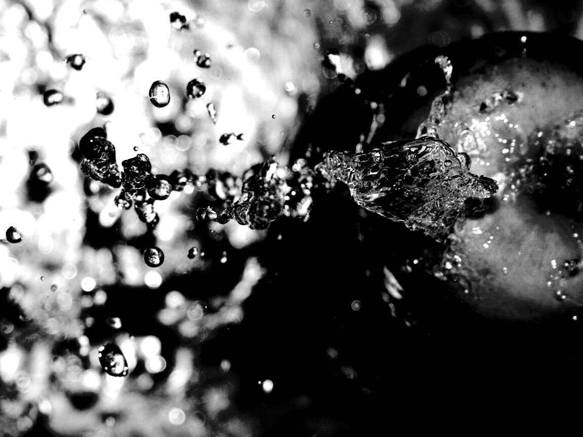 Брызги на яблоке обои