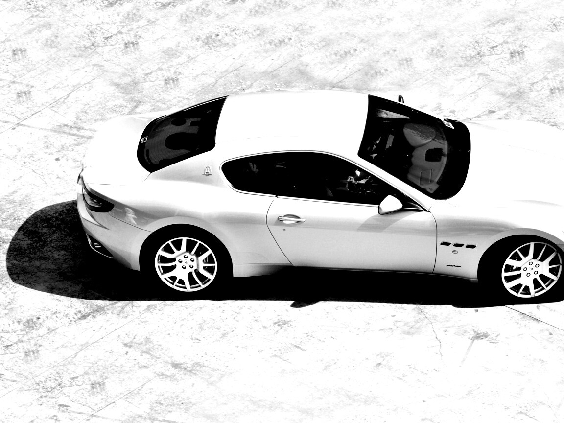 Белая мазерати на солнцепеке обои