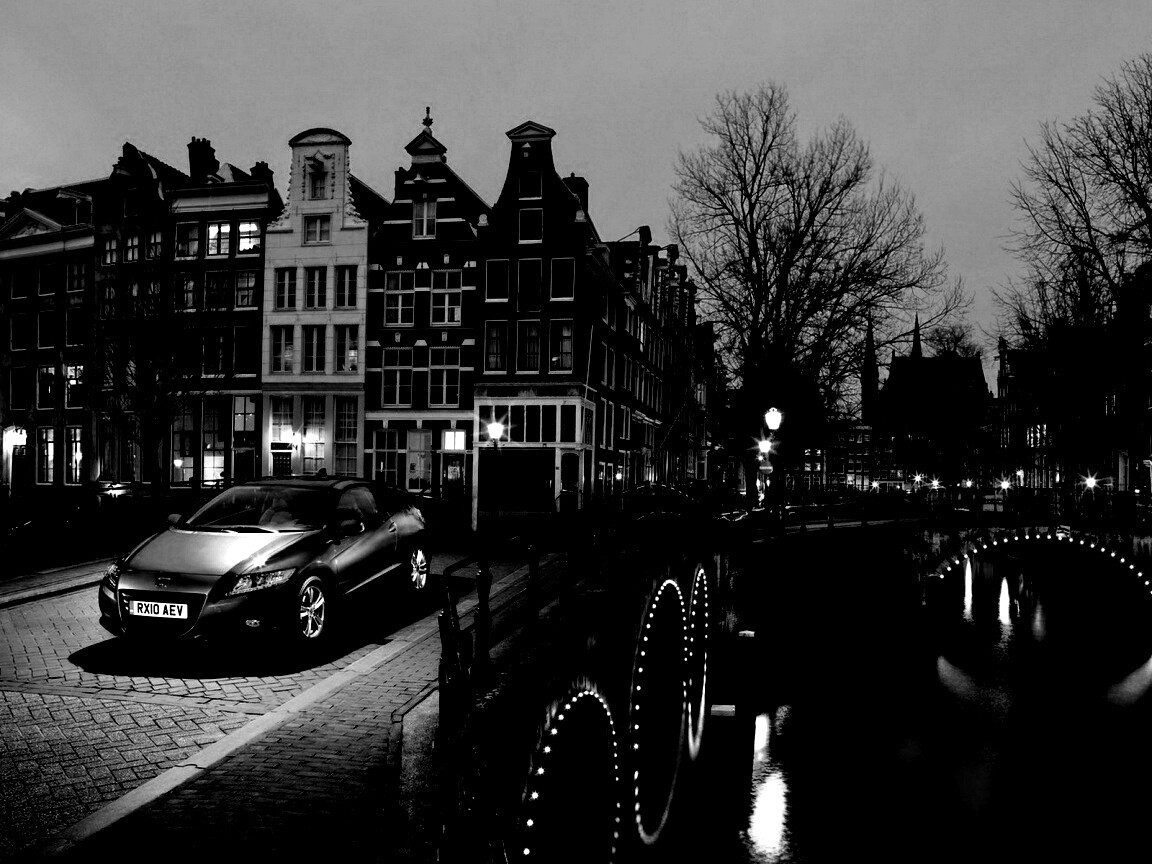 Автомобиль на мосту в свете фонаря обои