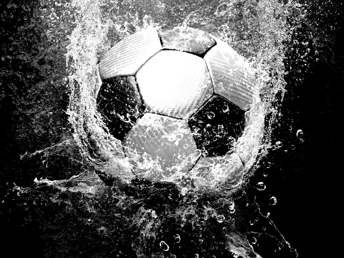 Футбольный мяч в воде обои