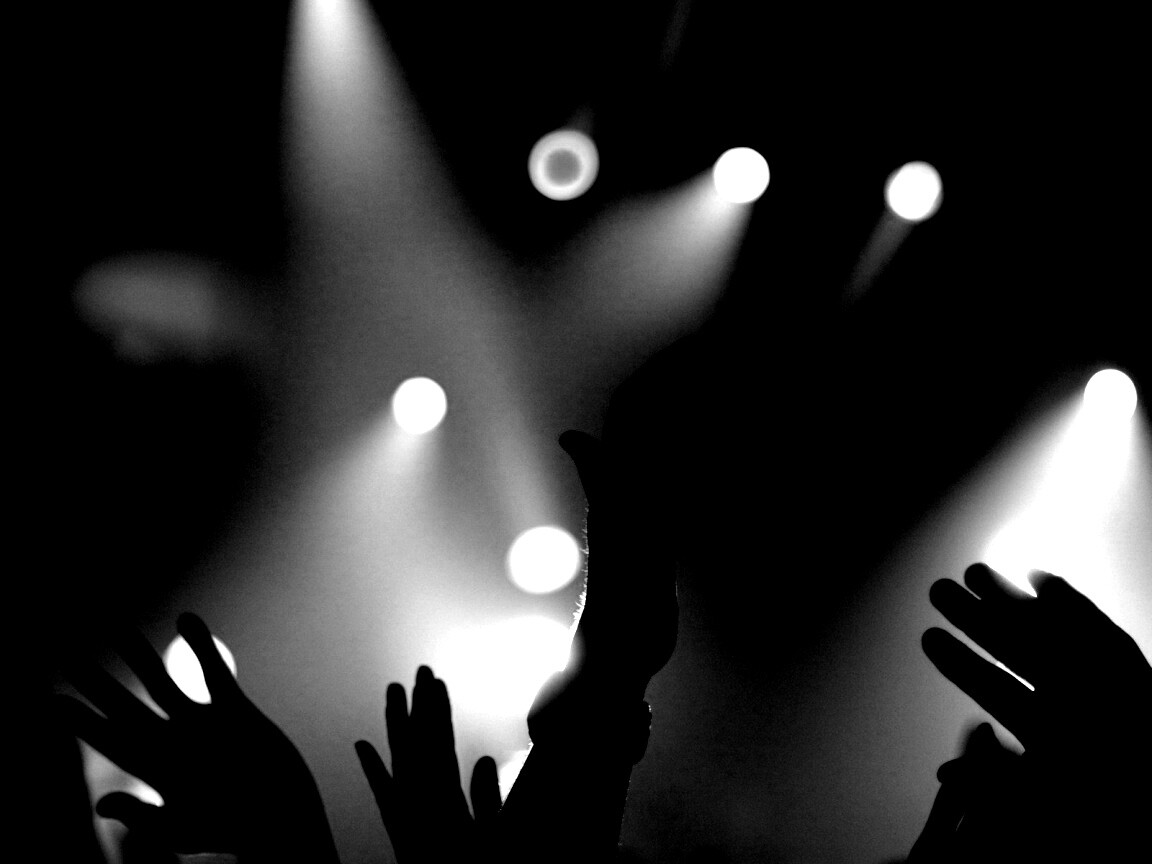 Руки людей на концерте обои