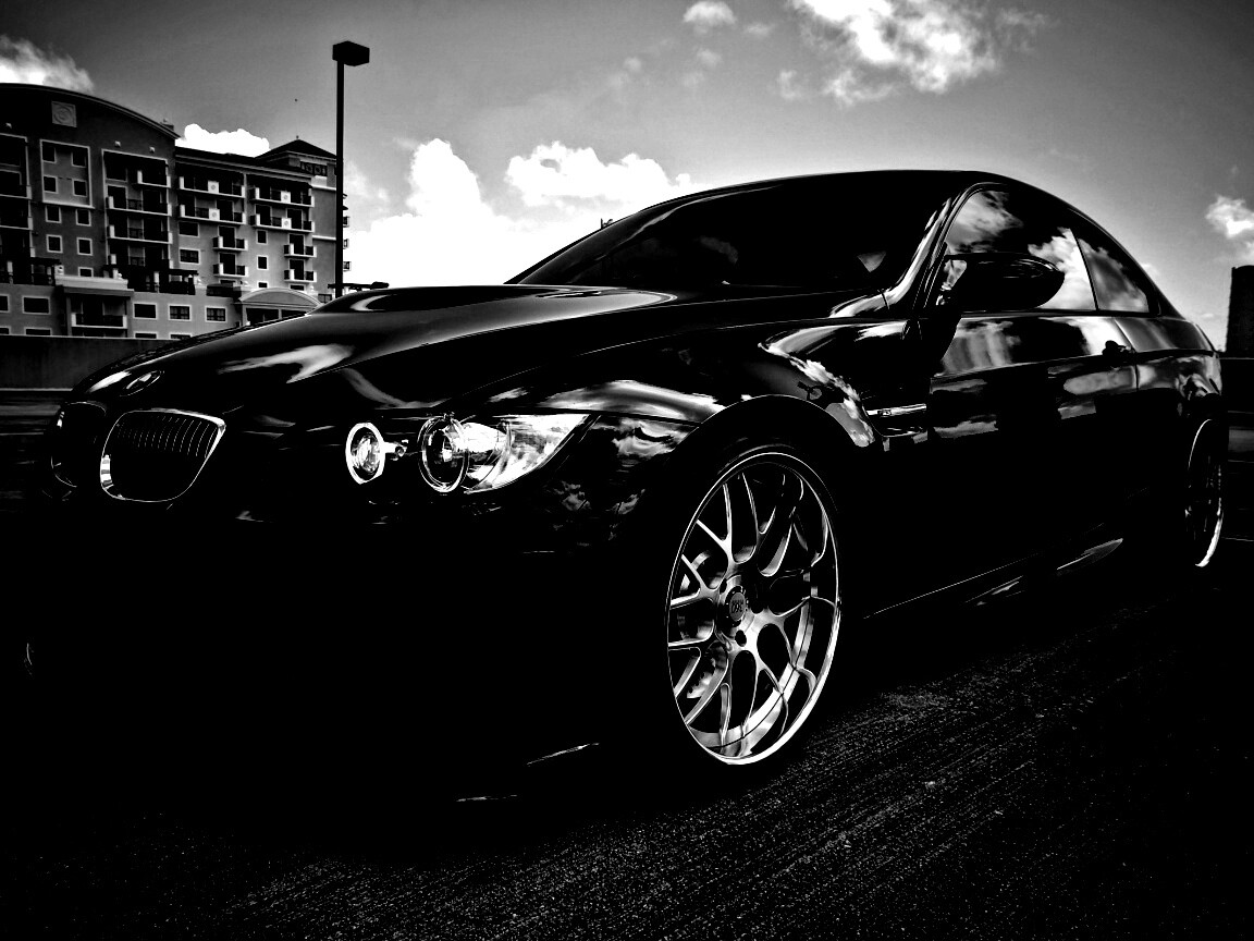 Красивый черный BMW на парковке обои