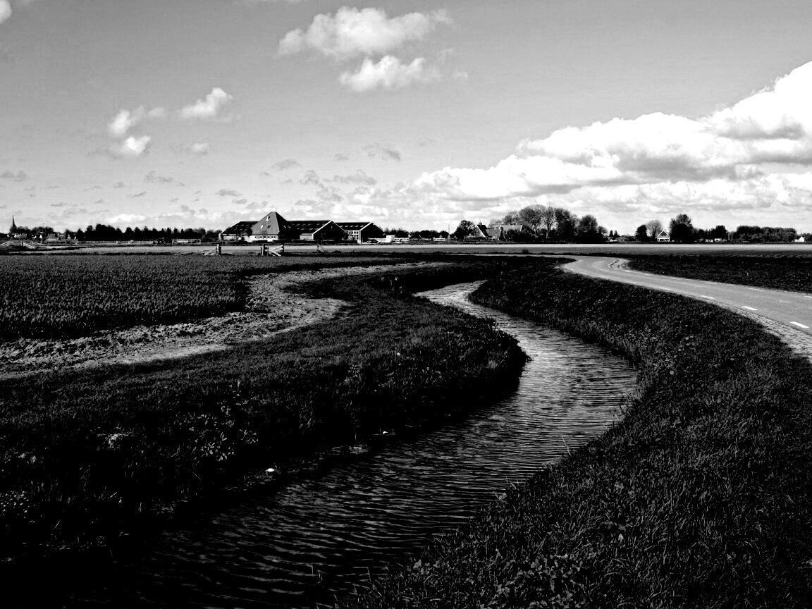 Канал вдоль дороги обои