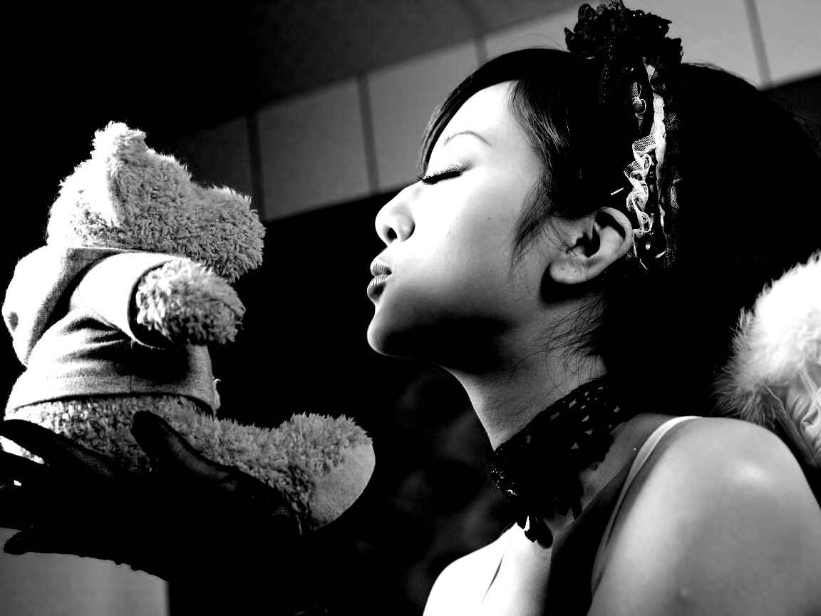 Азиатка любит медвежонка обои