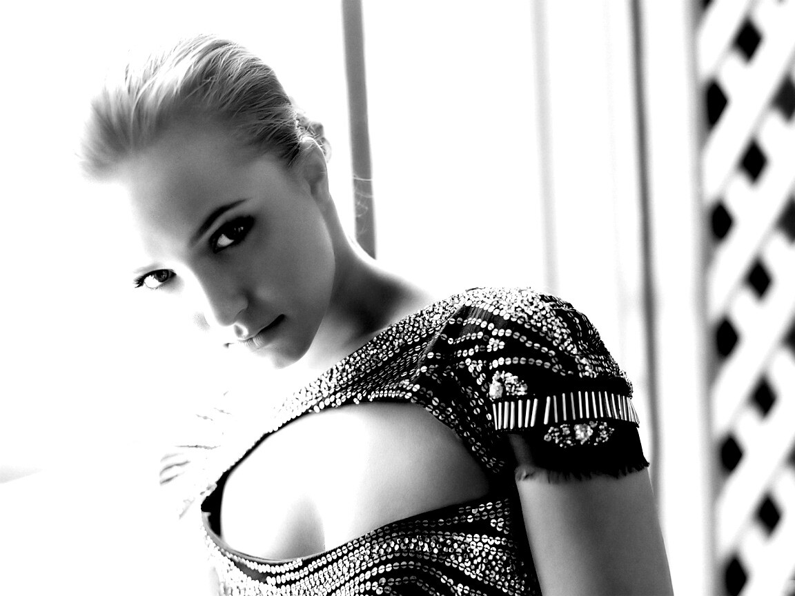 Блондинка у окна обои