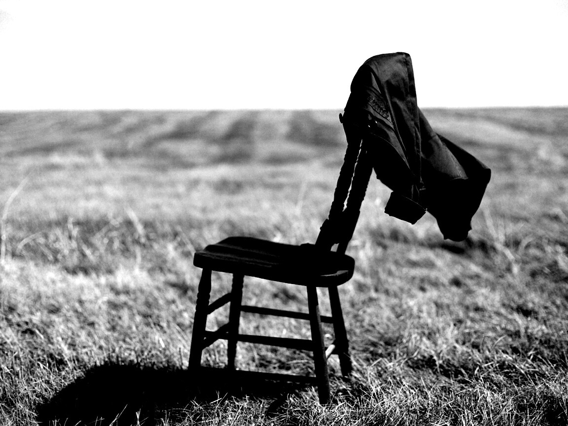 Стул в поле обои