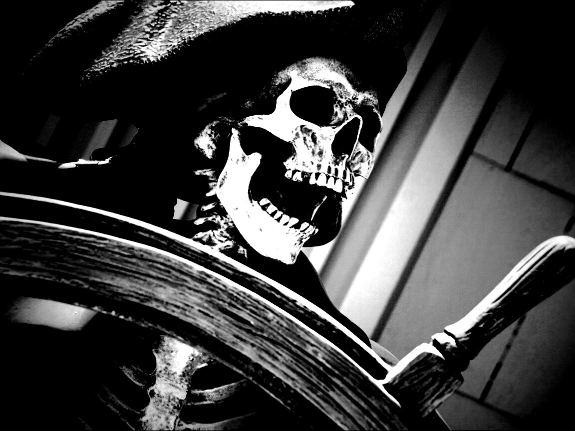 Скелет пирата за штурвалом обои