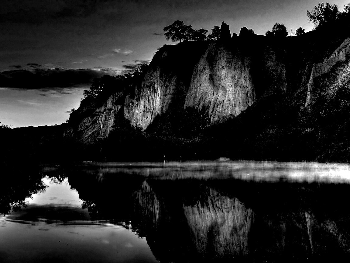 Скалы над озером обои