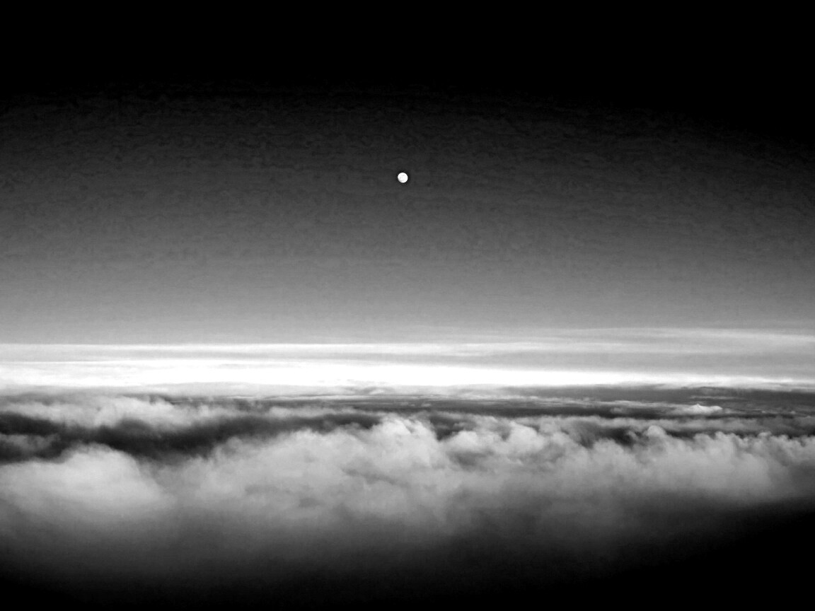 Одинокая луна над облаками обои