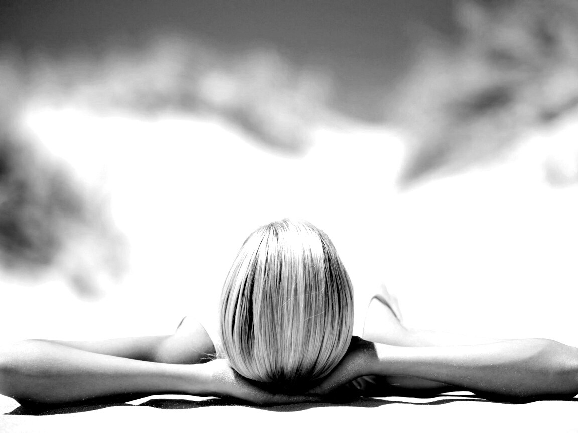 Девушка на солнце обои