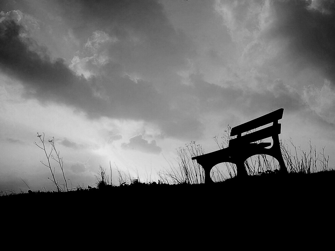 Силуэт скамейки на фоне неба обои