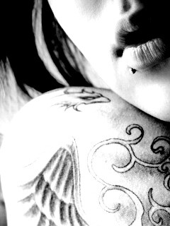 Плечо с татуировкой обои