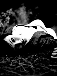 Лежащая на траве обои