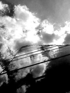 Стеклянный небоскреб уходящий в небо обои