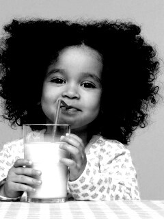 Девочка пьет молоко обои