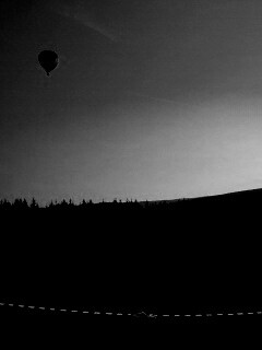 Воздушный шар над треком обои