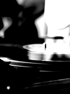 Винил на диджейском пульте обои