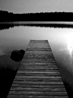 Деревянный пирс на озере обои