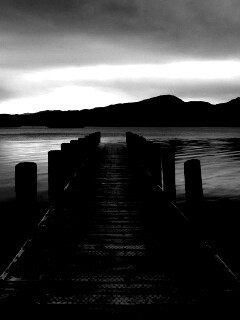 Деревянный причал на озере обои