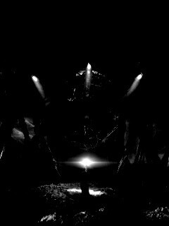 Свет против механического монстра обои