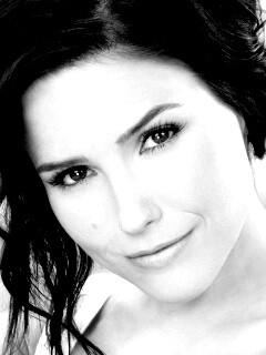 Симпотичная шатенка обои