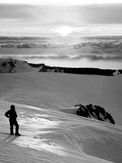 Путешественник в горах обои