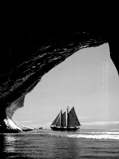 Парусник под ледяной аркой обои