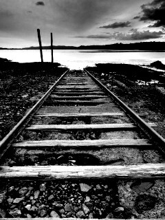 Рельсы обрывающиеся в воду обои