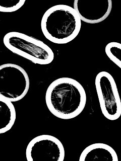 Запакованные презервативы обои