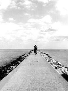 Велосепидист на волнорезе обои