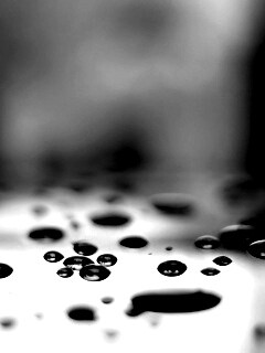 Темные капли на зеркальнйо поверхности обои