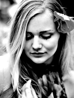 Блондинка в маках обои