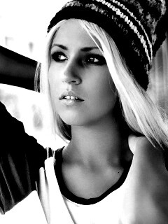 Блондинка в вязанной шапке обои