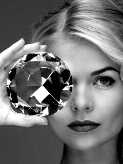 Девушка с бриллиантом обои